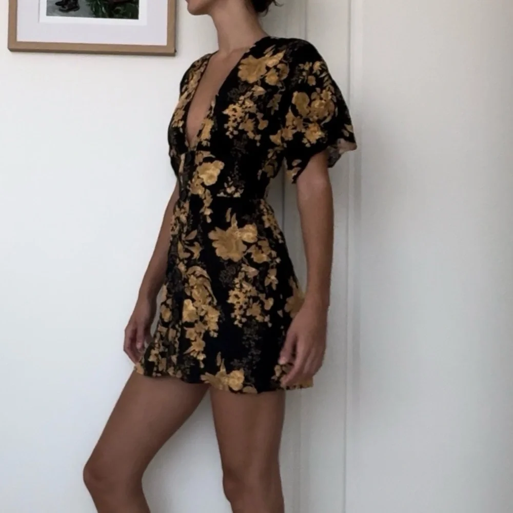 NWOT Reformation Ty Plunge V Neck Kimono Sleeve Floral Linen Mini - Size 2 - Picture 2 of 11